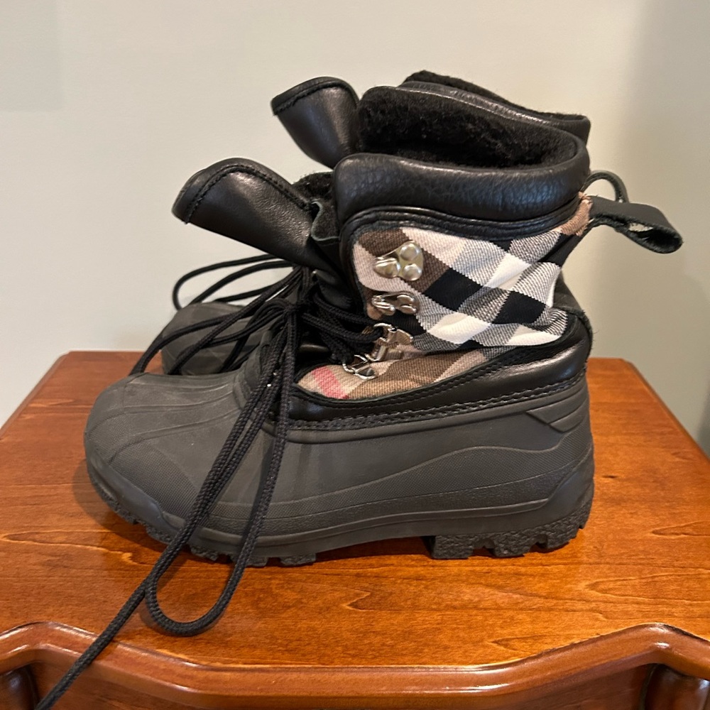 ❌❌ SOLD❌❌ Burberry Check Boots